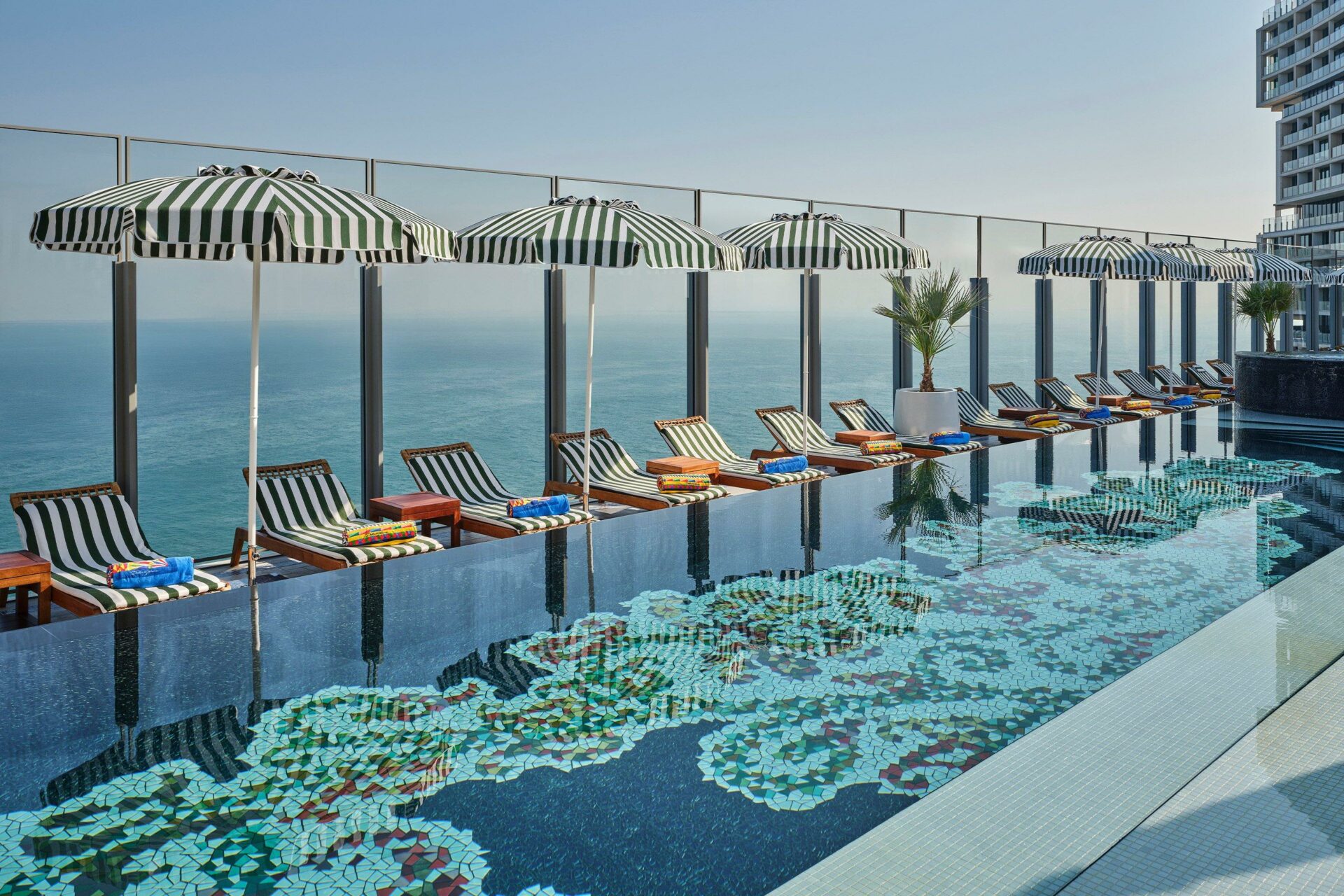 THE LUXURY OF SELECTIVE VISIBILITY: THE POOL OF CLOUD 22, DUBAI - Cloud 22 | Science of the Time