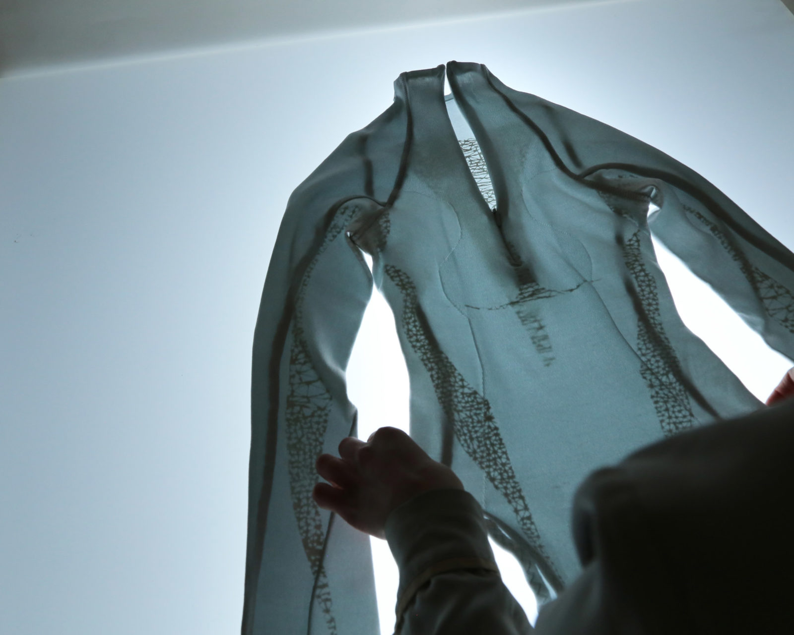 Hitti, N. (2019, 23 juli). Rosie Broadhead weaves bacteria into clothing fibres to create a second skin. Geraadpleegd op 8 juni 2020, van https://www.dezeen.com/2019/07/23/rosie-broadhead-weaves-bacteria-into-clothing-fibres-to-create-a-second-skin/